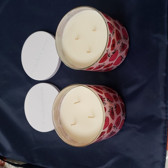 Strawberry pound cake Bath and body works CANDLE qt 2 - Picture 4 of 7